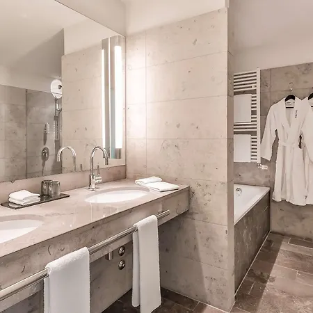 Hotel Dorint Am Heumarkt 4*